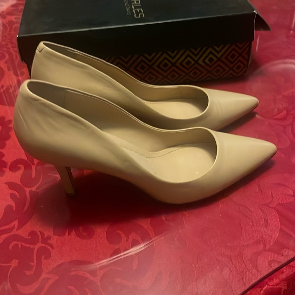 Used once only in very good condition. Heel size is 3in. Final sale